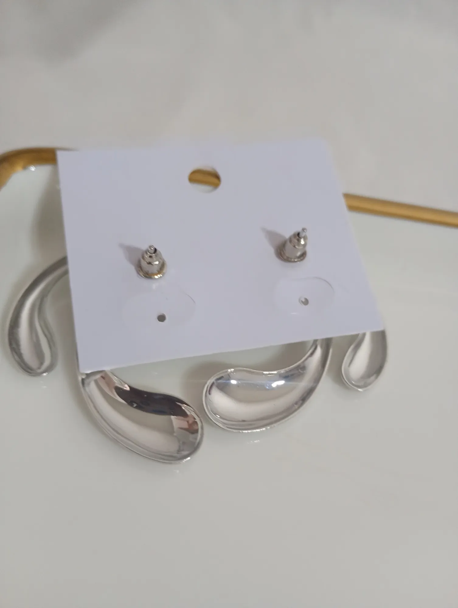 Brinco de pino com design orgânico — foto 2