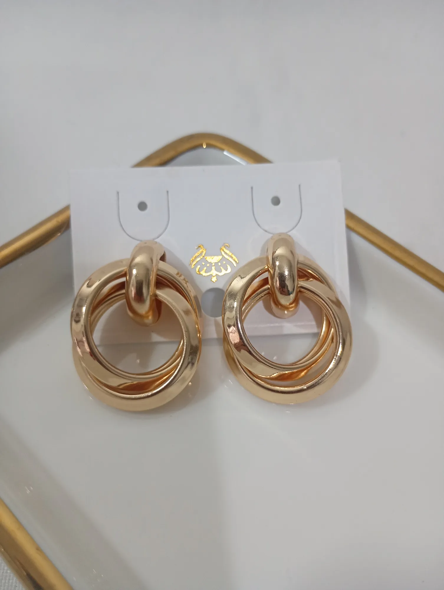 Brinco Argolas Entrelaçadas Dourado liso Médio — foto 1