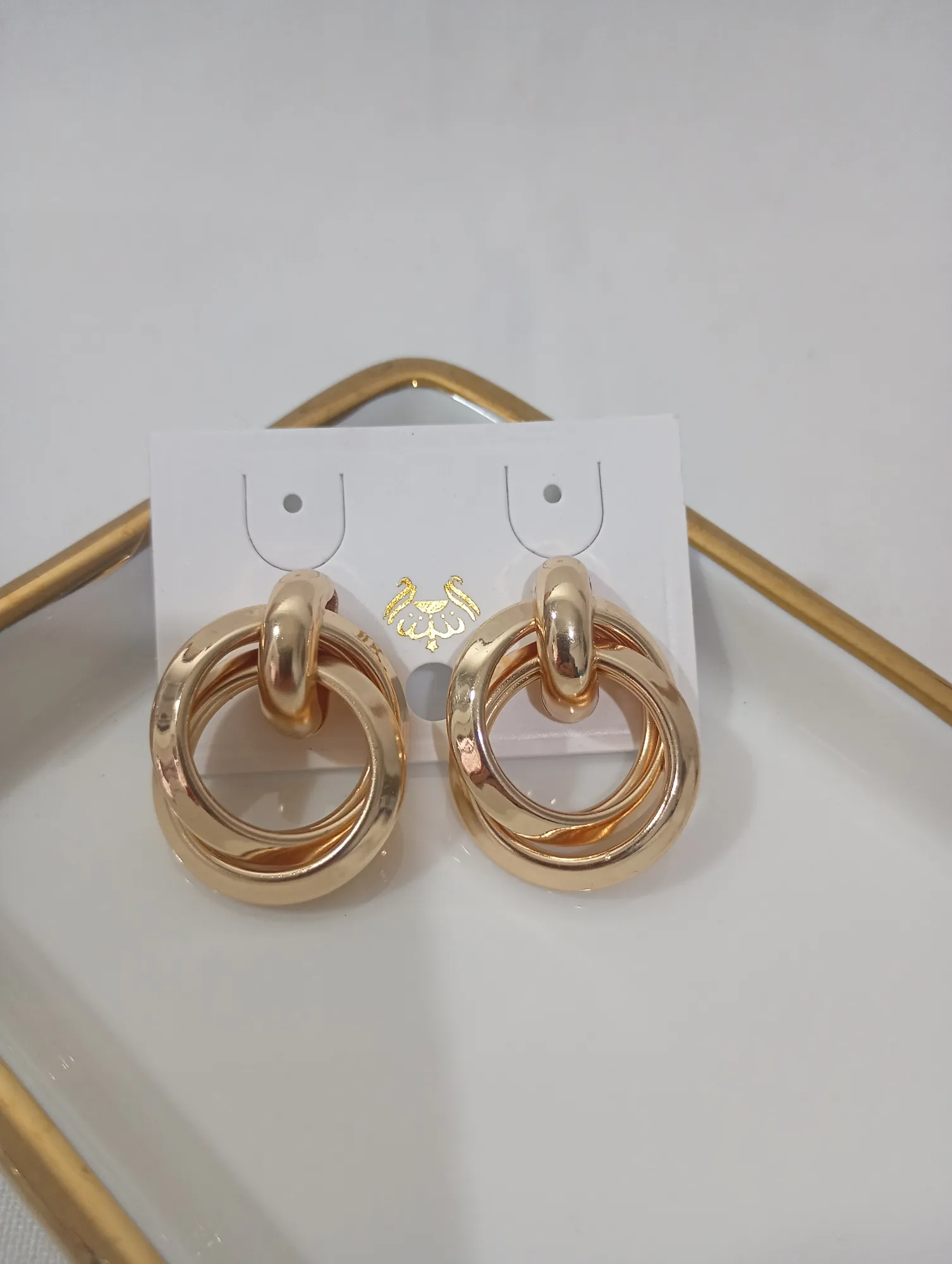 Brinco Argolas Entrelaçadas Dourado liso Médio — foto 2